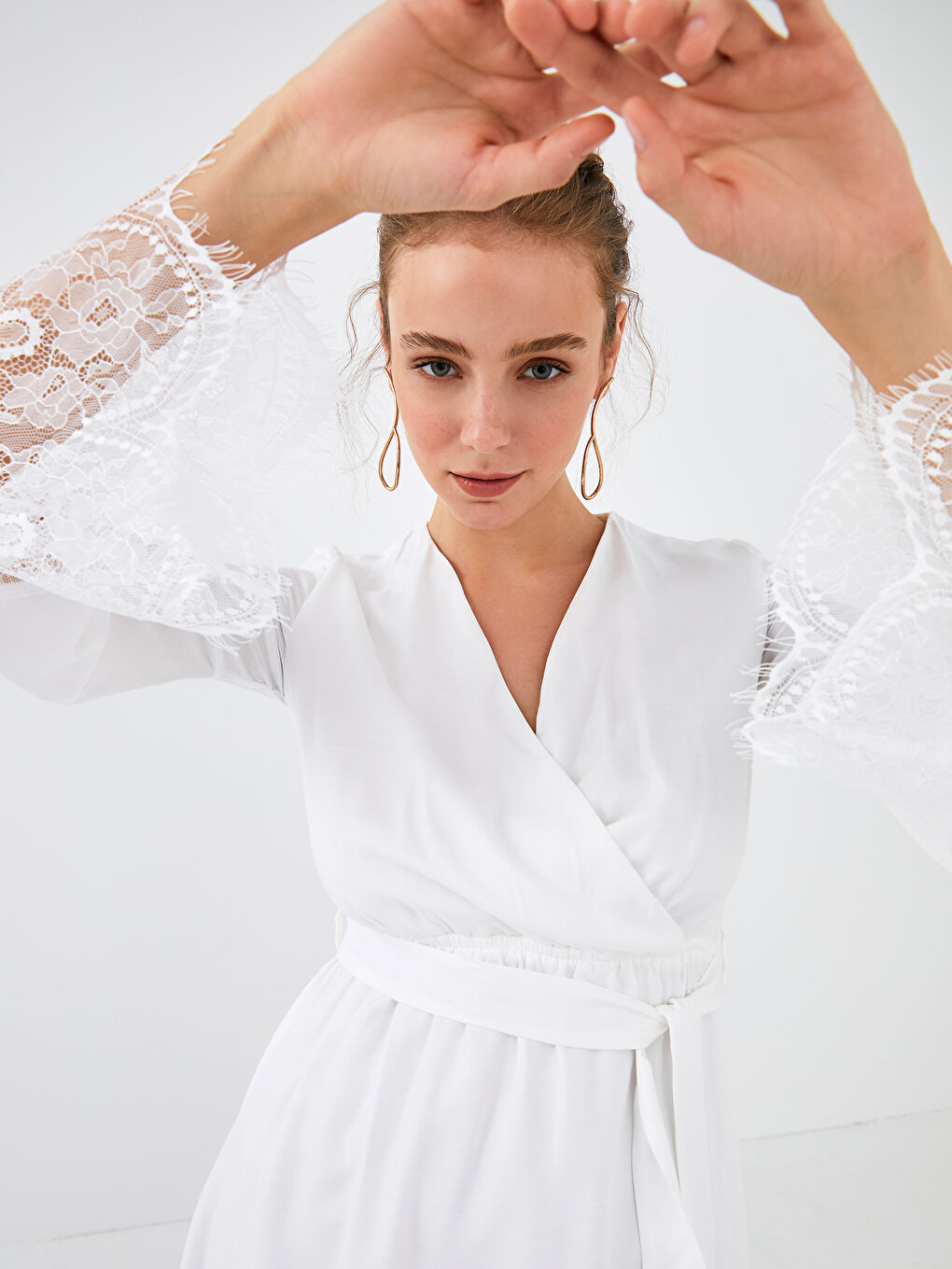 Beyaz Save The Date Kol Ucu Dantelli Kruvaze Yaka Kuşaklı Asimetrik Elbise-4