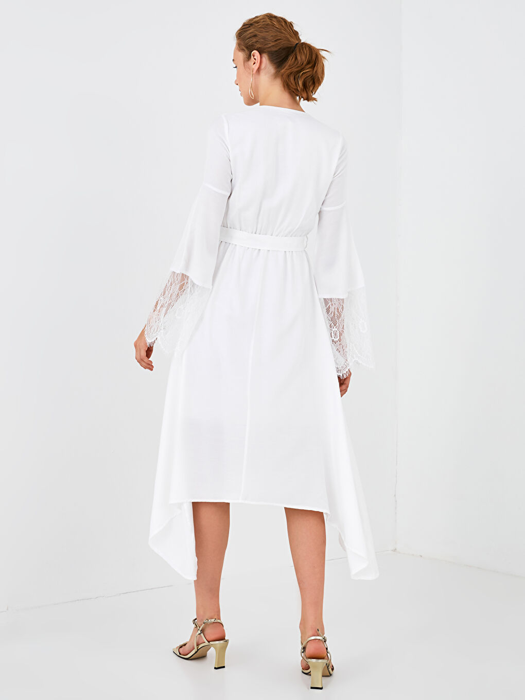 Beyaz Save The Date Kol Ucu Dantelli Kruvaze Yaka Kuşaklı Asimetrik Elbise-5