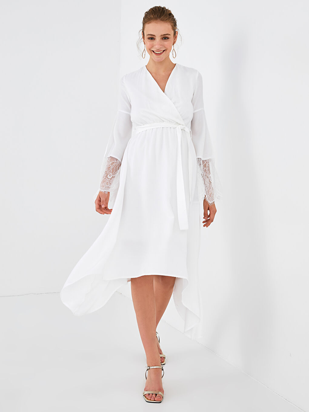 Beyaz Save The Date Kol Ucu Dantelli Kruvaze Yaka Kuşaklı Asimetrik Elbise-1