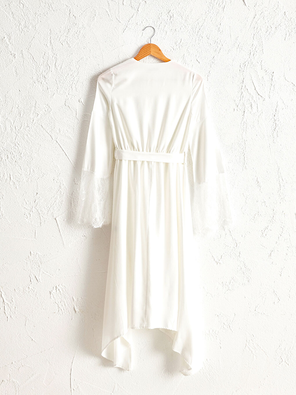 Beyaz Save The Date Kol Ucu Dantelli Kruvaze Yaka Kuşaklı Asimetrik Elbise-20