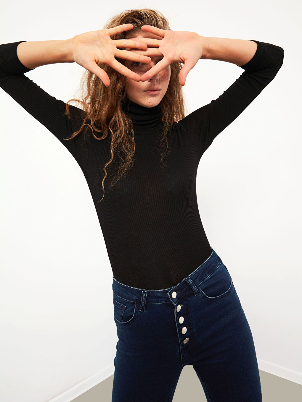 Siyah Dik Yaka Düz Uzun Kollu Kadın Tişört-1