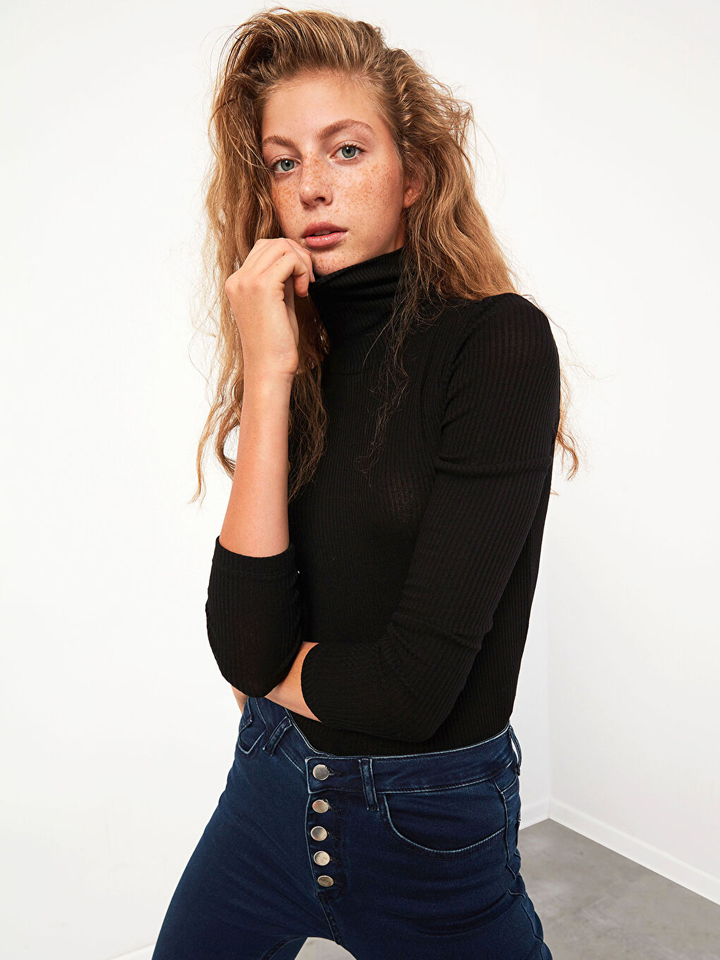 Siyah Dik Yaka Düz Uzun Kollu Kadın Tişört-2