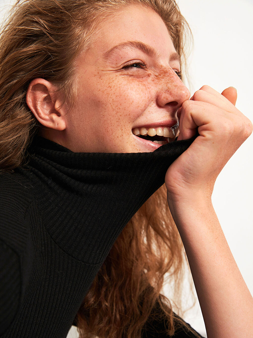 Siyah Dik Yaka Düz Uzun Kollu Kadın Tişört-4