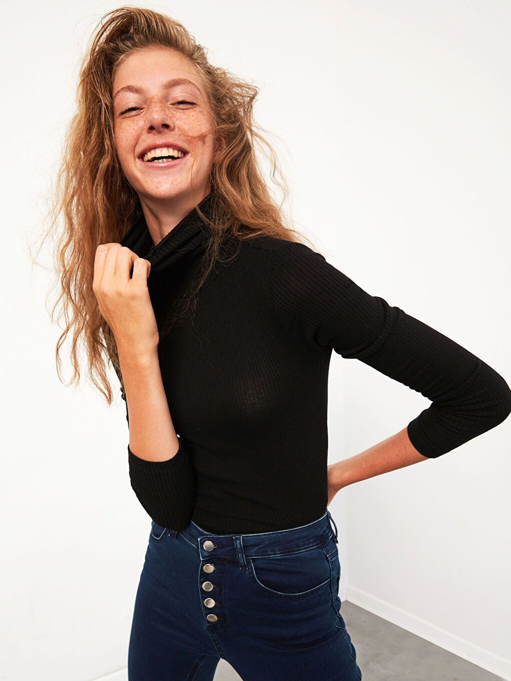 Siyah Dik Yaka Düz Uzun Kollu Kadın Tişört-5