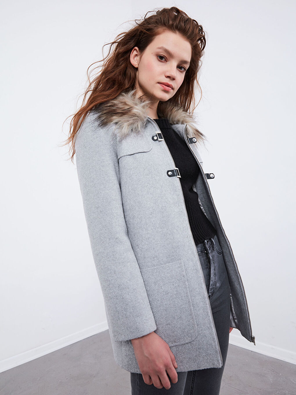 Gri Yakası Kürklü Düz Uzun Kollu Kadın Kaşe Kaban-1