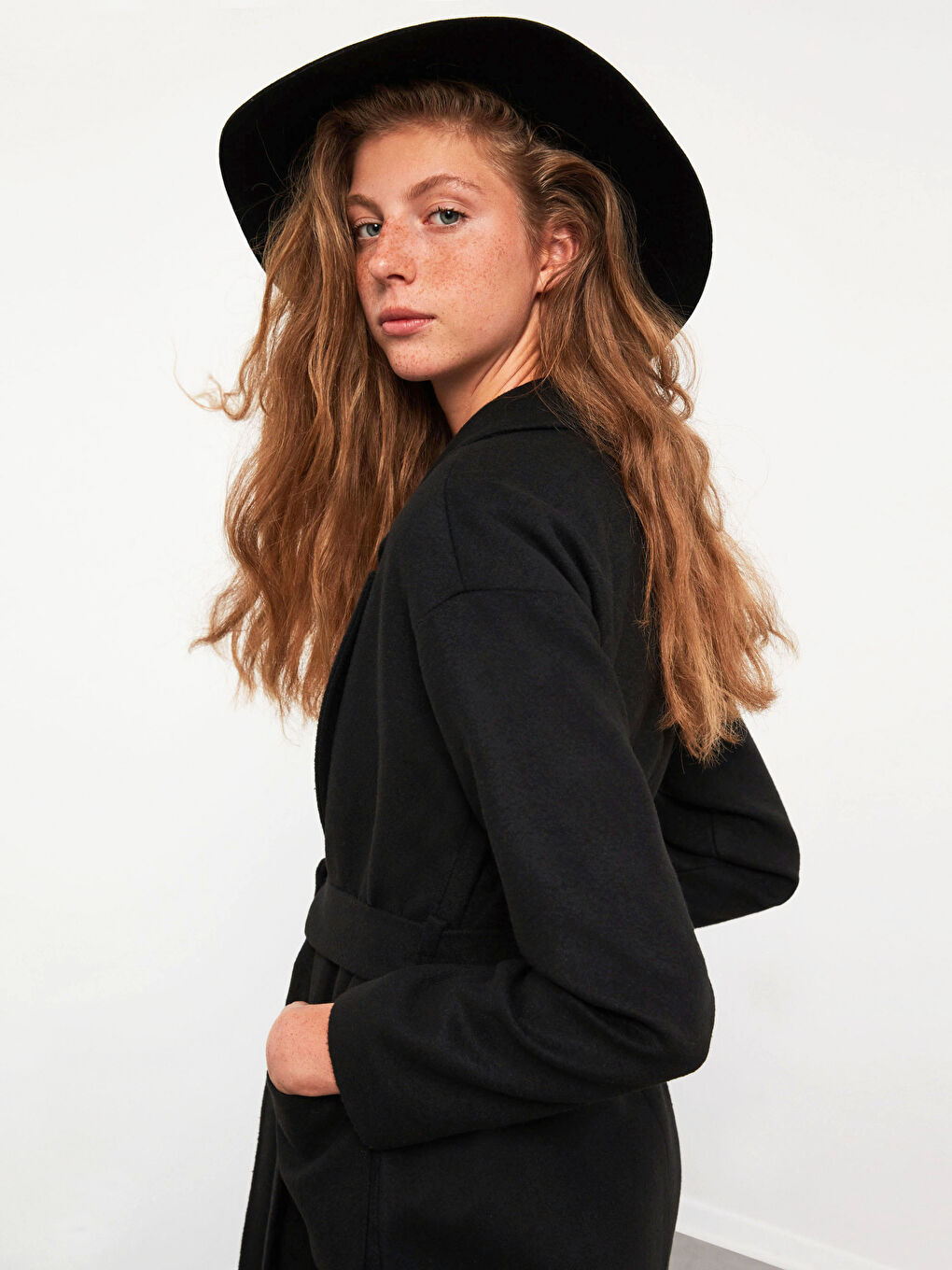 Siyah Ceket Yaka Düz Beli Bağlama Detaylı Uzun Kollu Kadın Kaşe Kaban-3