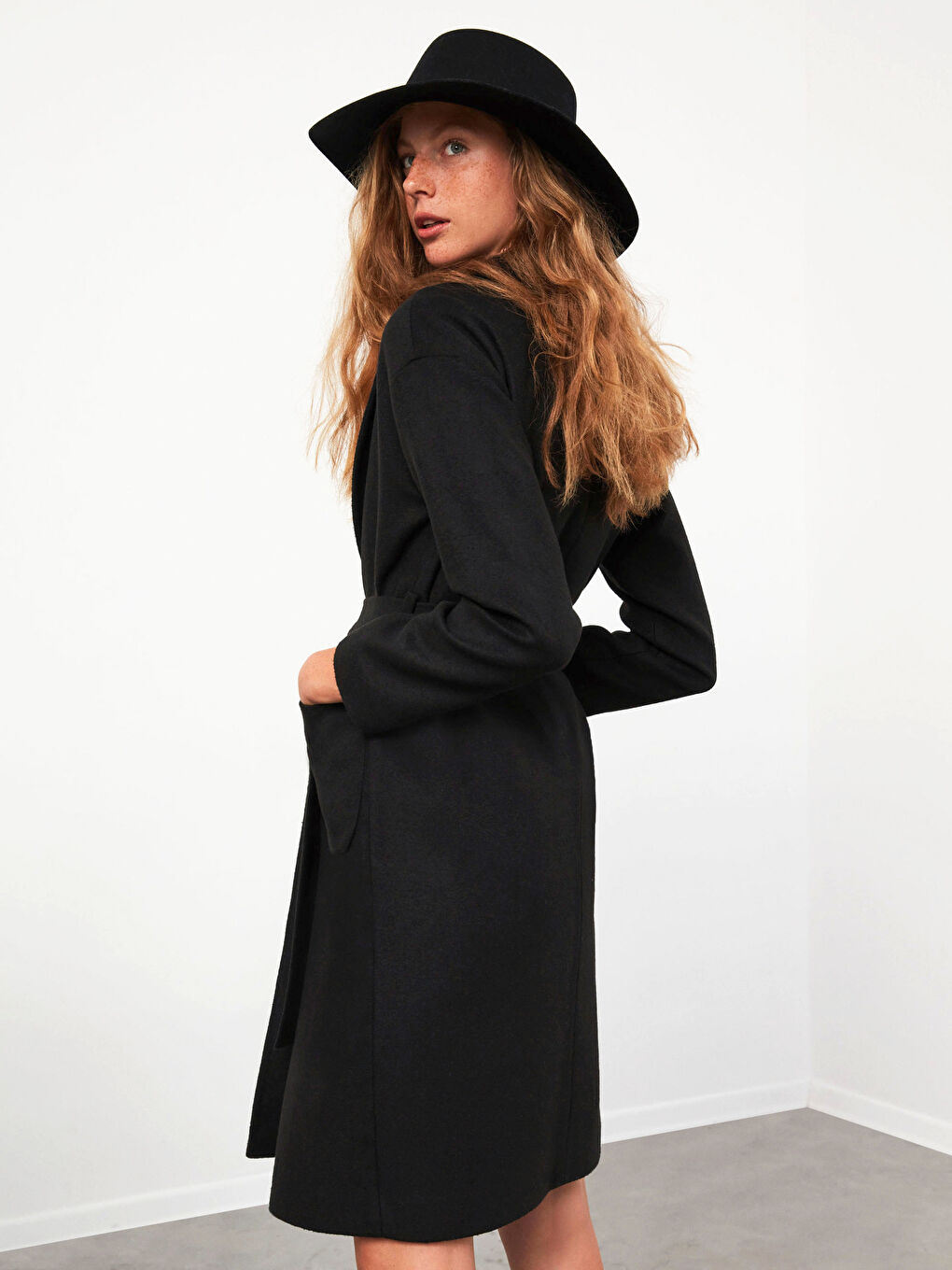 Siyah Ceket Yaka Düz Beli Bağlama Detaylı Uzun Kollu Kadın Kaşe Kaban-4