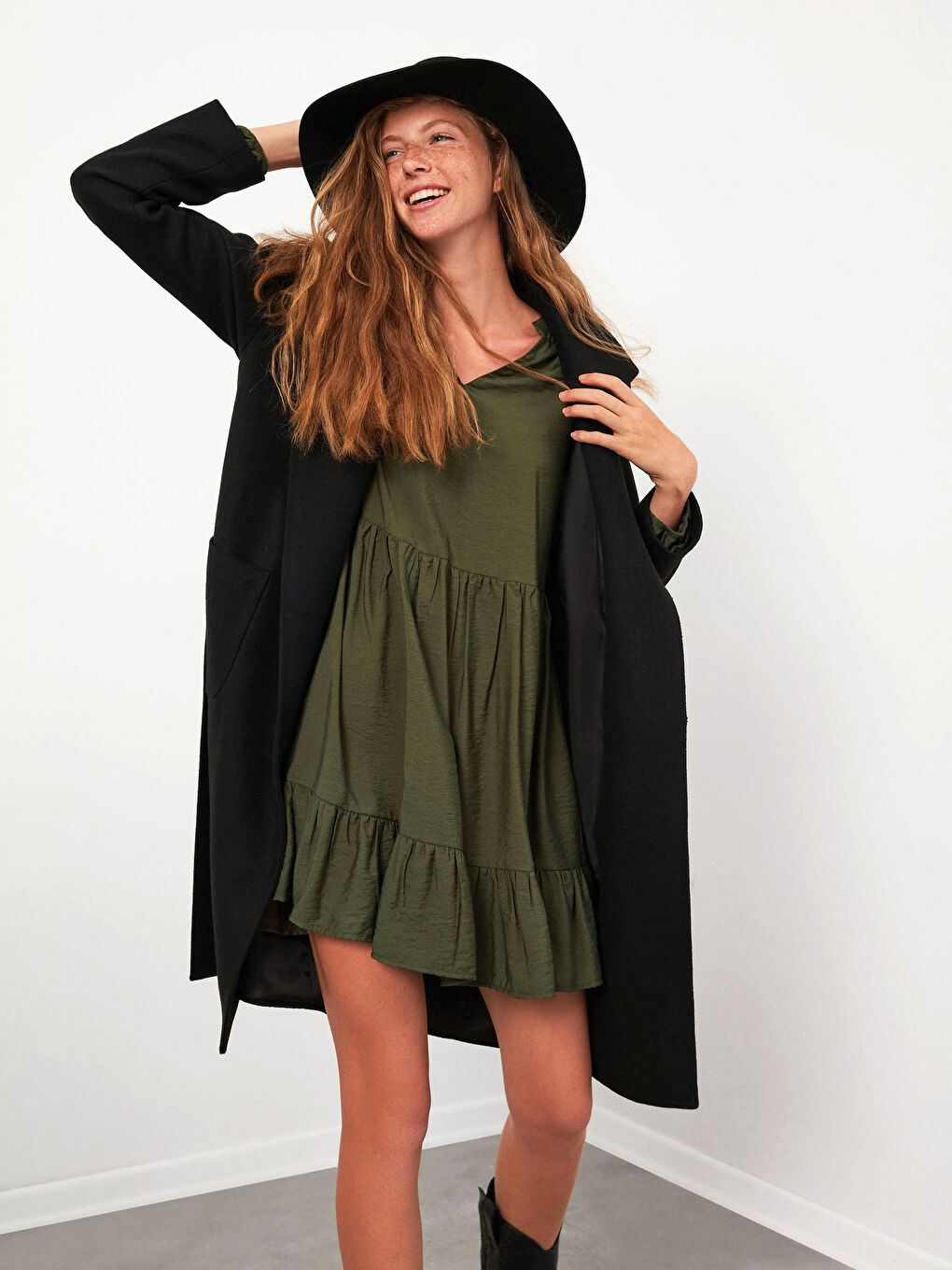 Siyah Ceket Yaka Düz Beli Bağlama Detaylı Uzun Kollu Kadın Kaşe Kaban