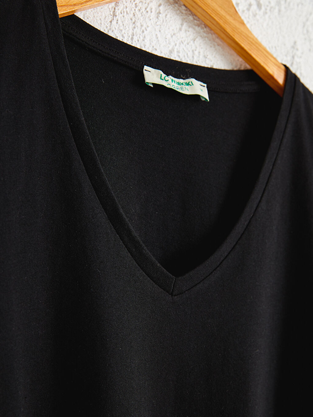 Siyah Düz V Yaka Tişört-1