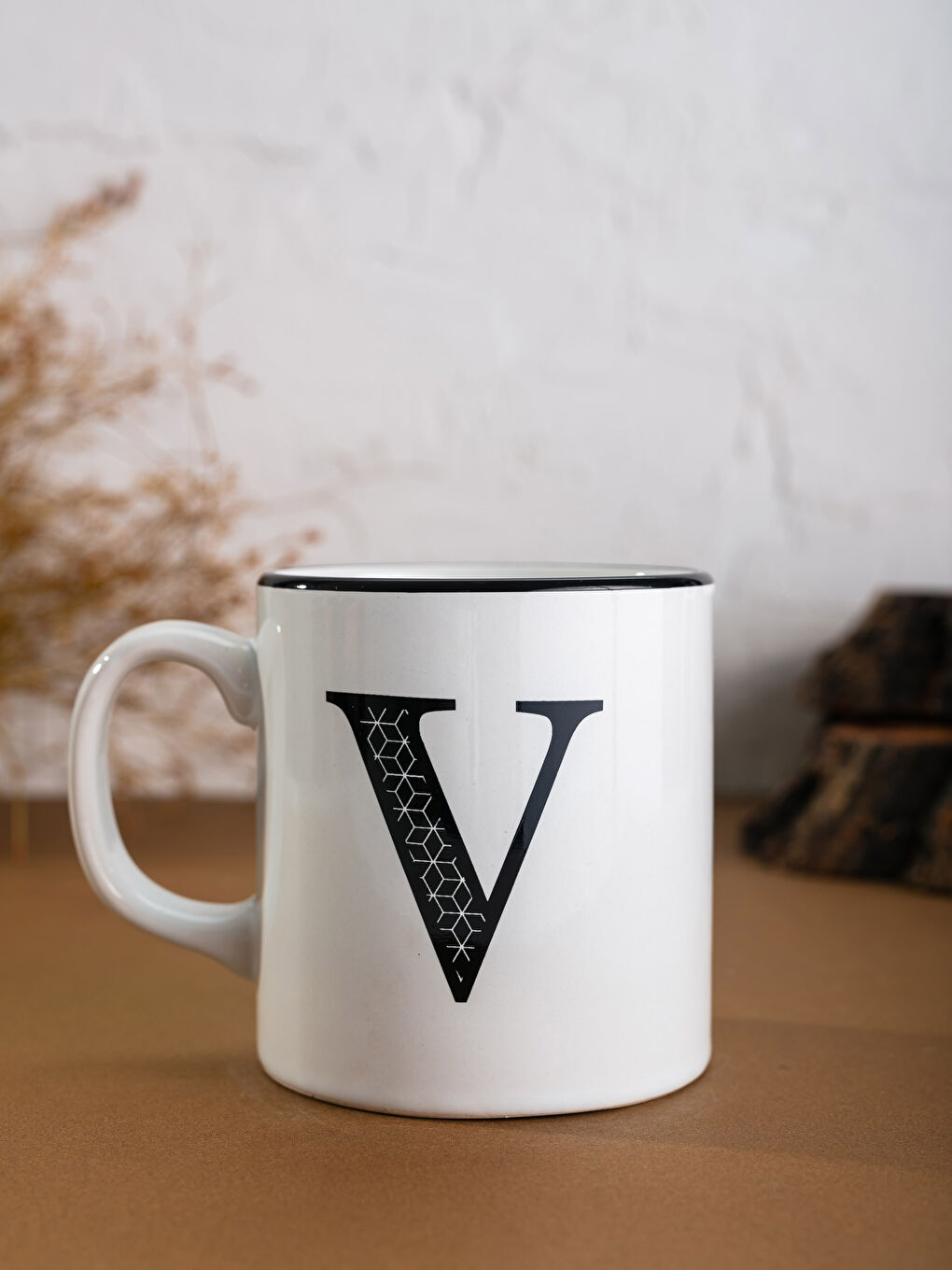 Siyah V Harfli Baskılı Kupa-1