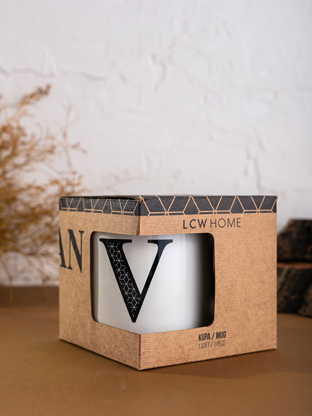 Siyah V Harfli Baskılı Kupa-2