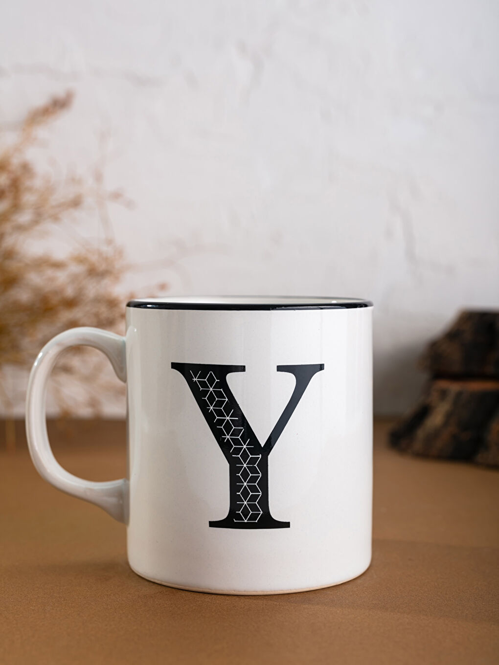 Siyah Y Harfli Baskılı Kupa-1