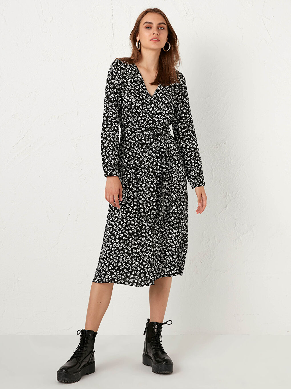 Siyah Kuşaklı Çiçek Desenli Poplin Elbise