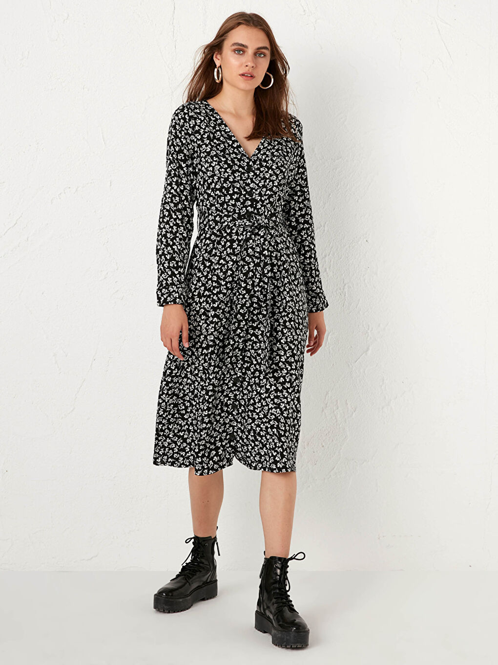 Siyah Kuşaklı Çiçek Desenli Poplin Elbise-1