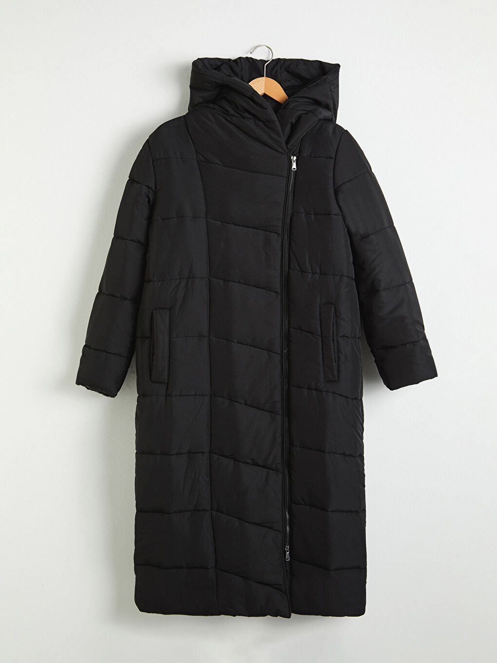 Siyah Kapüşonlu Uzun Şişme Mont-5