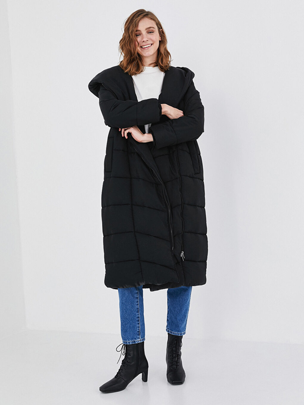 Siyah Kapüşonlu Uzun Şişme Mont-3