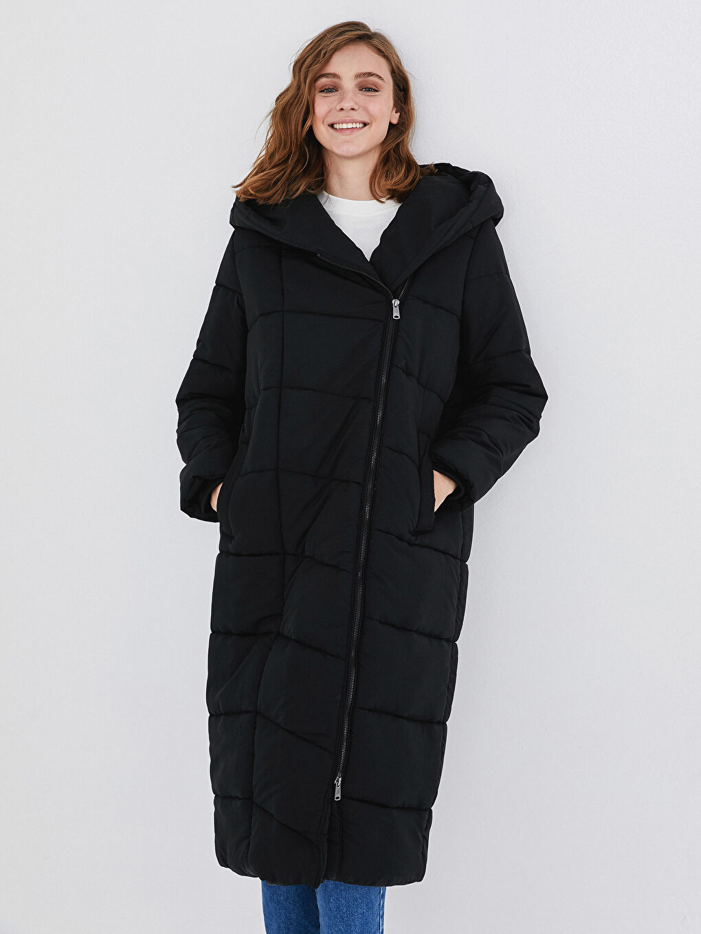 Siyah Kapüşonlu Uzun Şişme Mont