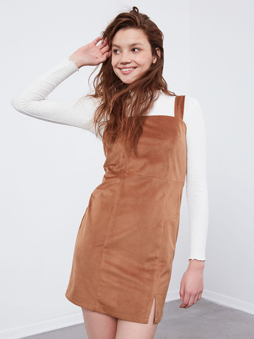 Kahverengi Yırtmaç Detaylı Kadife Elbise-1