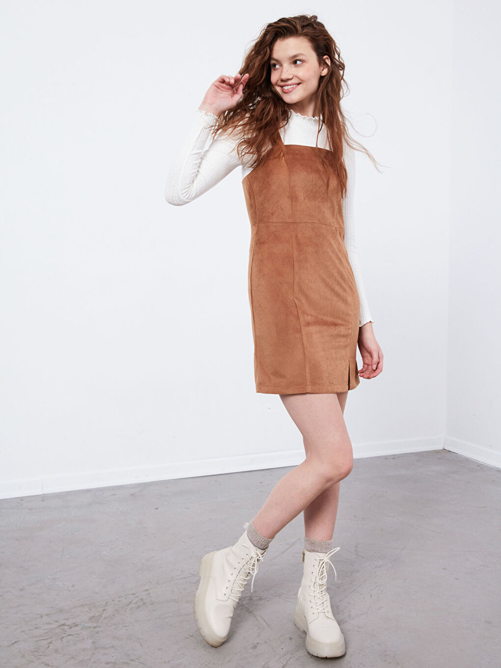 Kahverengi Yırtmaç Detaylı Kadife Elbise-2