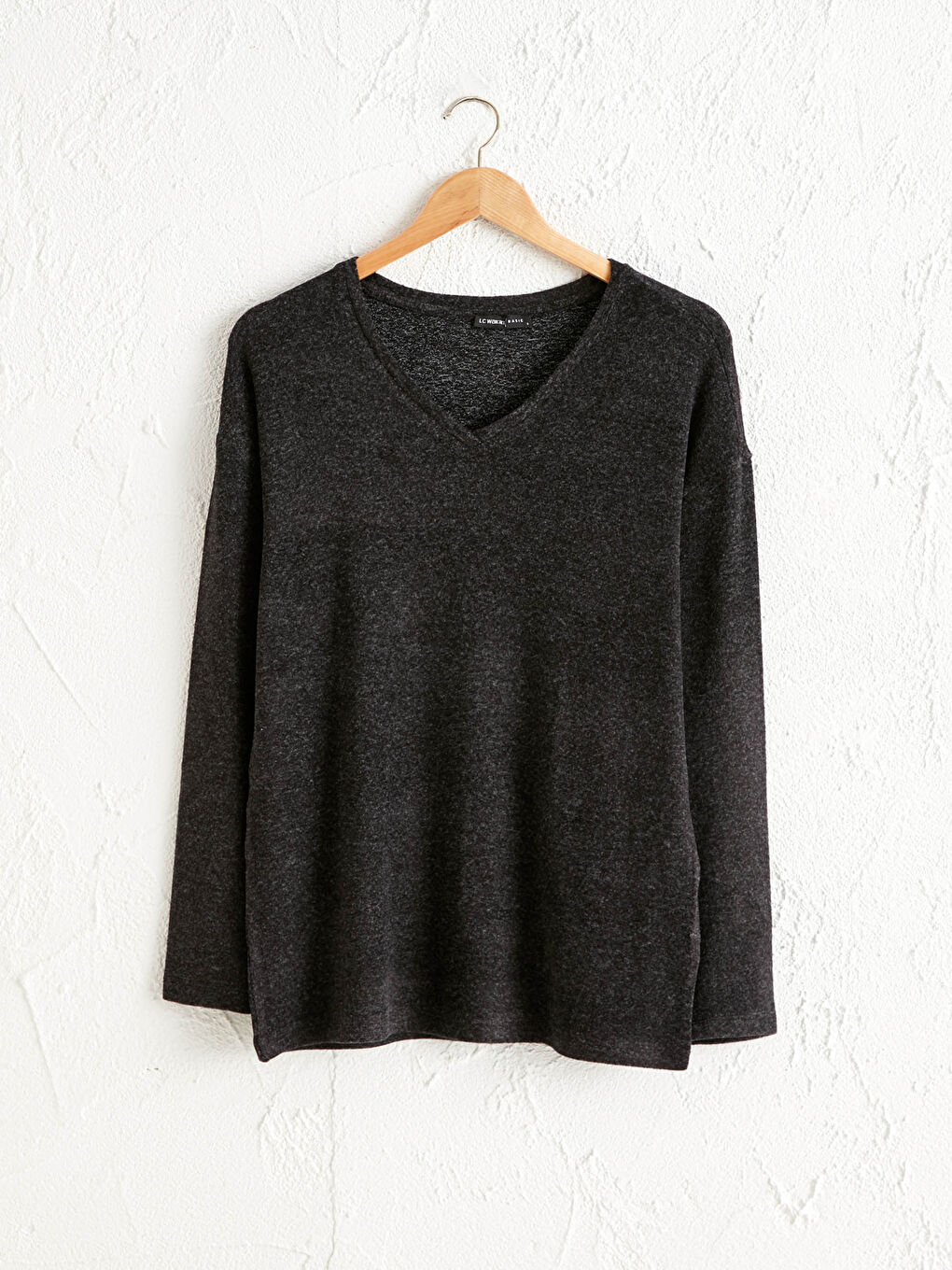 تي شيرت فضفاض بفتحة رقبة على شكل حرف V