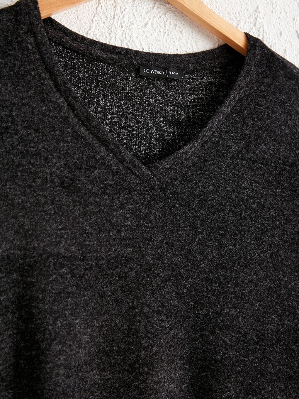 تي شيرت فضفاض بفتحة رقبة على شكل حرف V-1