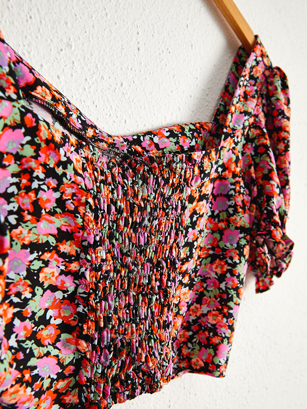 Yeşil Çiçek Desenli Fırfır ve Büzgü Detaylı Etek ve Bluz-8