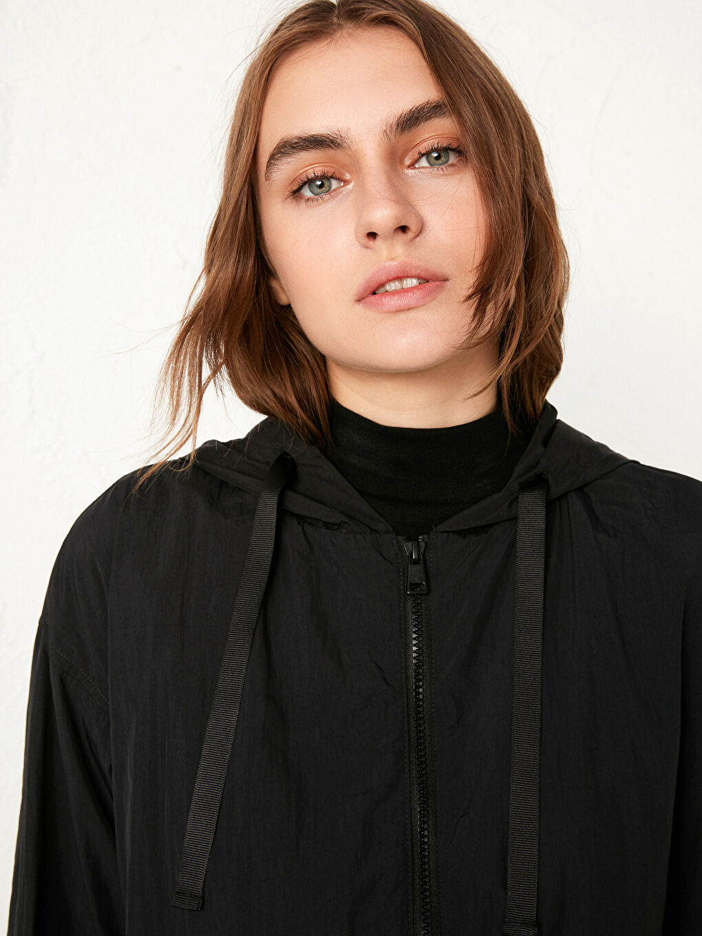 Siyah Kapüşonlu İnce Yağmurluk-5