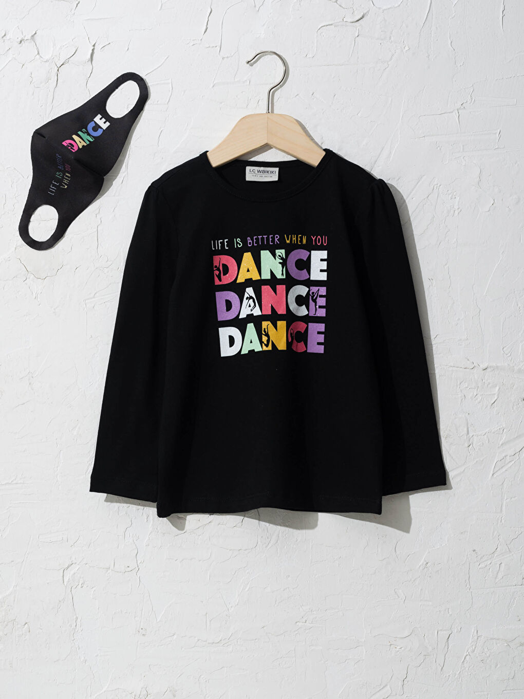 Bedrucktes Mädchen-T-Shirt und Maske