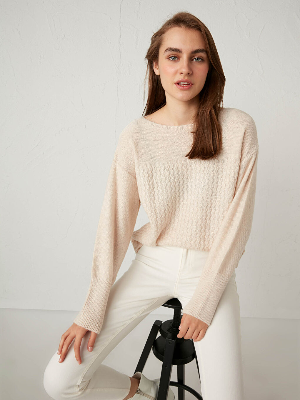 Өрнексіз қиғаш мойын трикотаж жемпір