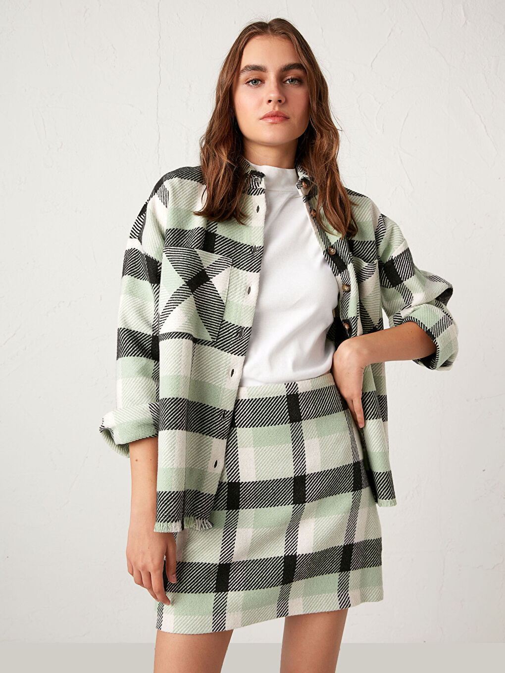 Юбка-мини женская приталенного силуэта в клетку-2