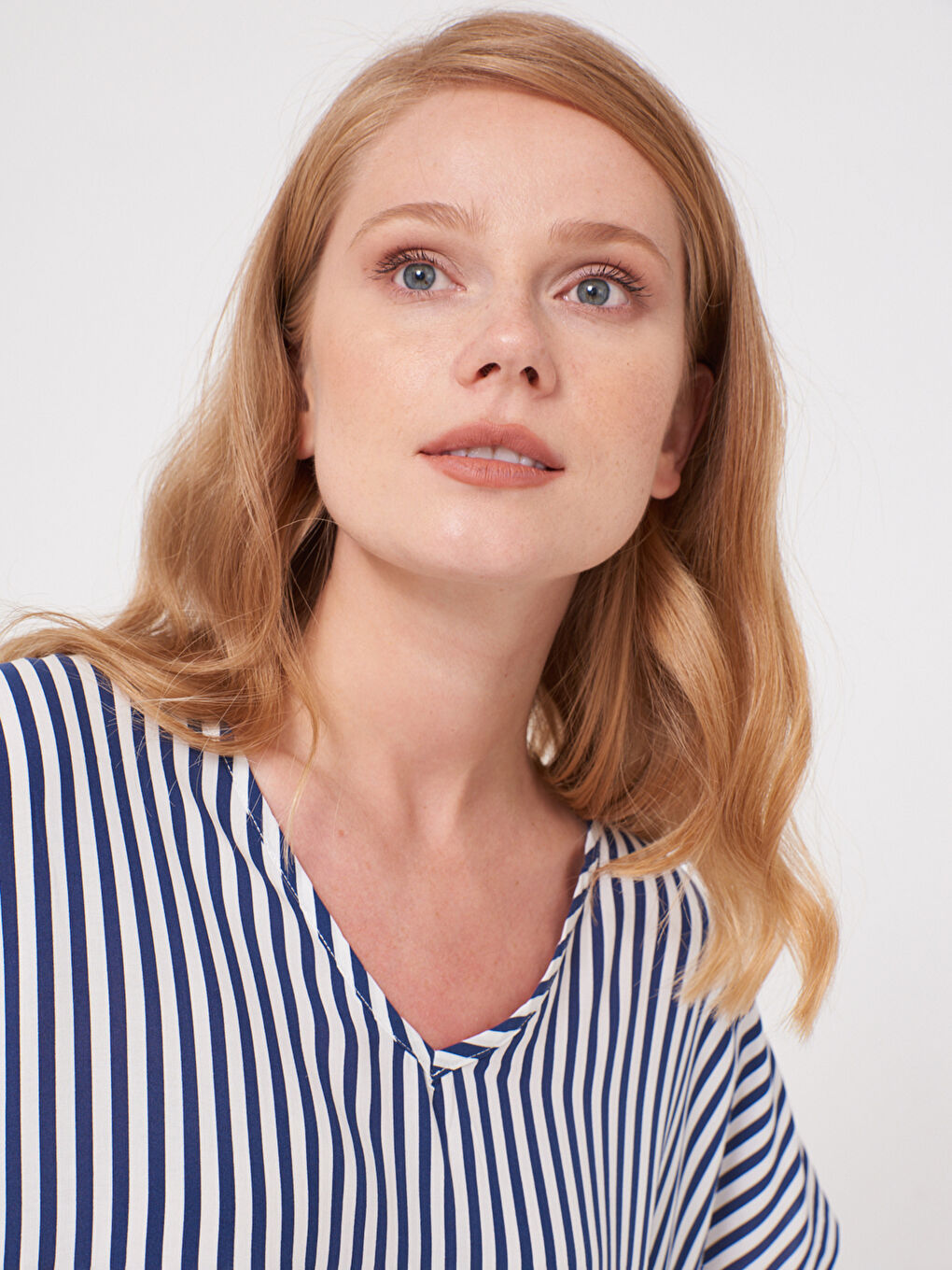 Lacivert V Yaka Kısa Çizgili Kollu Kadın Bluz-1