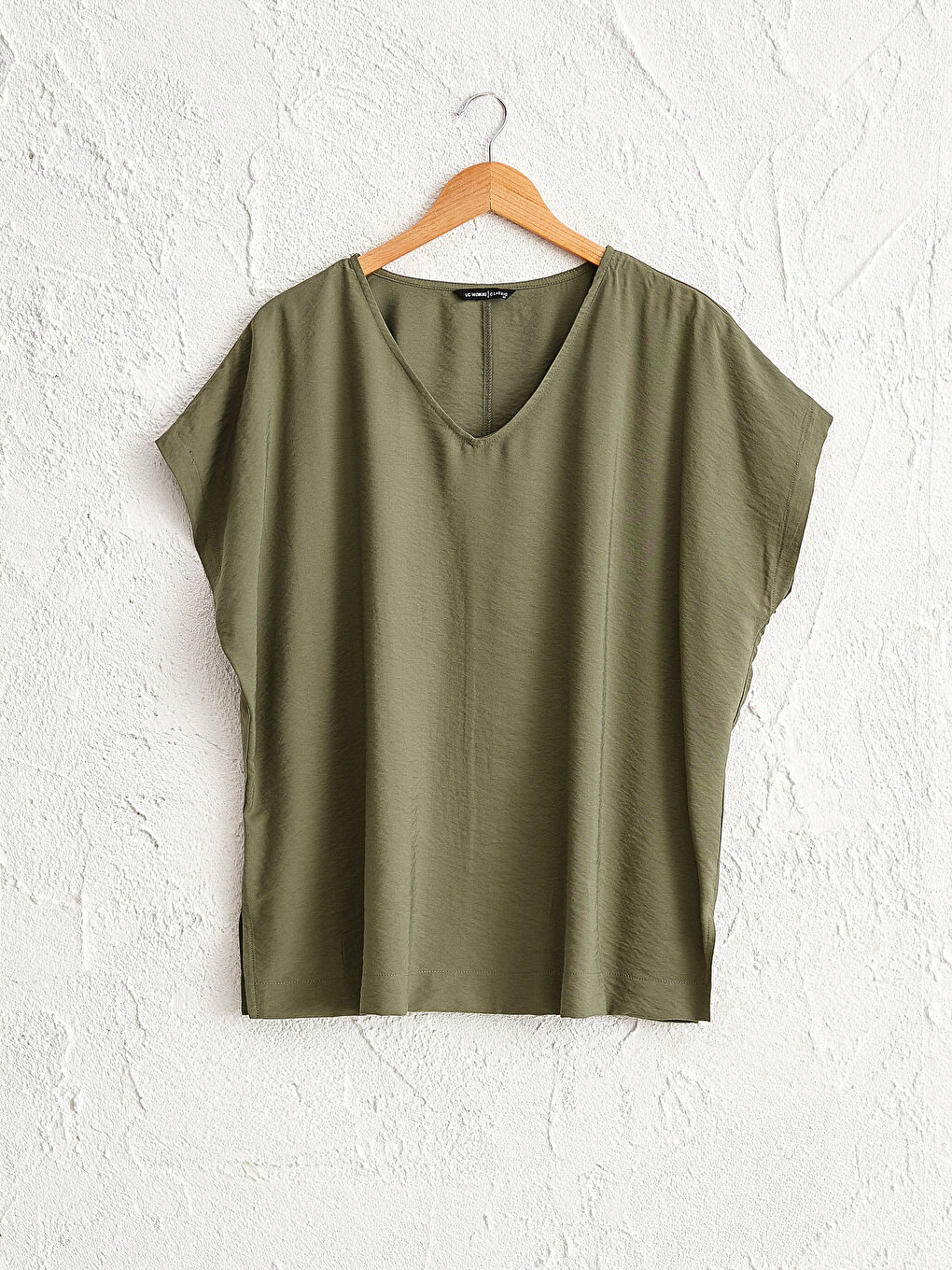 تيشيرت نسائي بأكمام قصيرة وفتحة رقبة على شكل حرف V