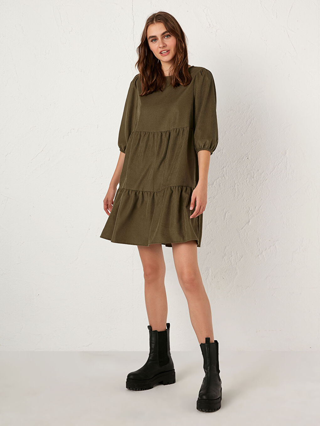 فستان نسائي بياقة دائرية سادة بأكمام قصيرة