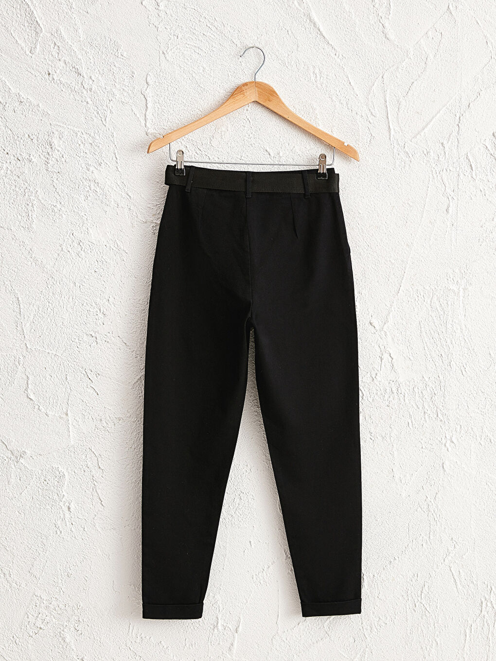 Siyah Rahat Kalıp Düz Cepli Kemer Detaylı Kadın Pantolon-1