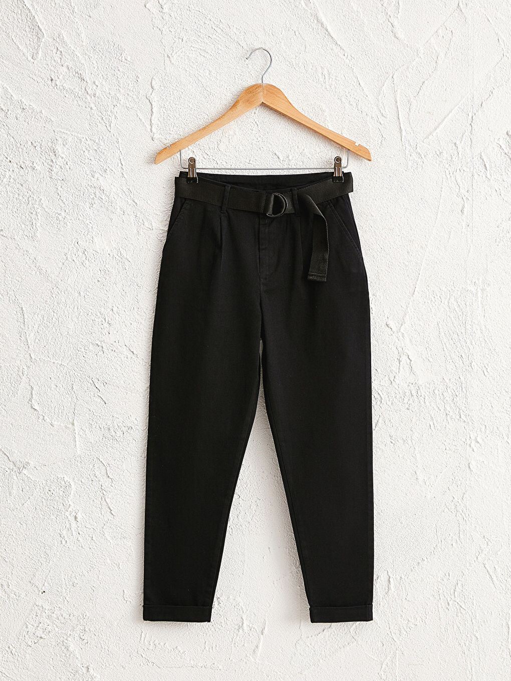 Siyah Rahat Kalıp Düz Cepli Kemer Detaylı Kadın Pantolon