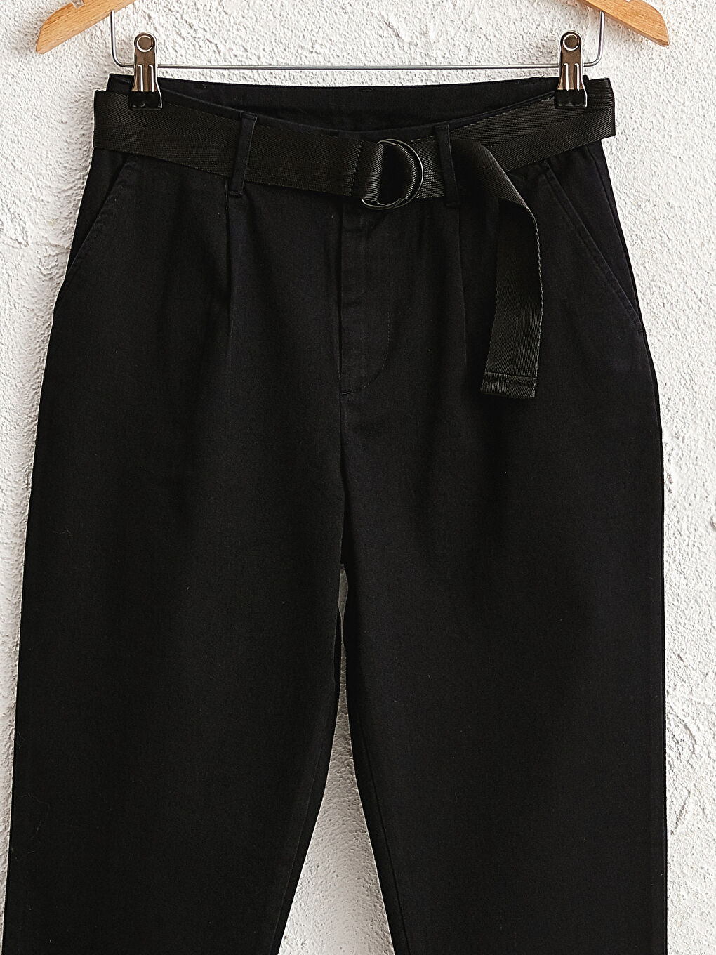 Siyah Rahat Kalıp Düz Cepli Kemer Detaylı Kadın Pantolon-2
