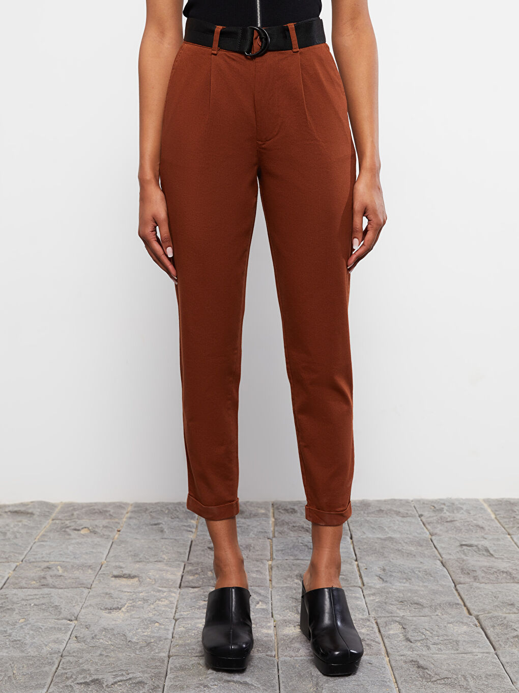 Kahverengi Rahat Kalıp Düz Cepli Kemer Detaylı Kadın Pantolon-2