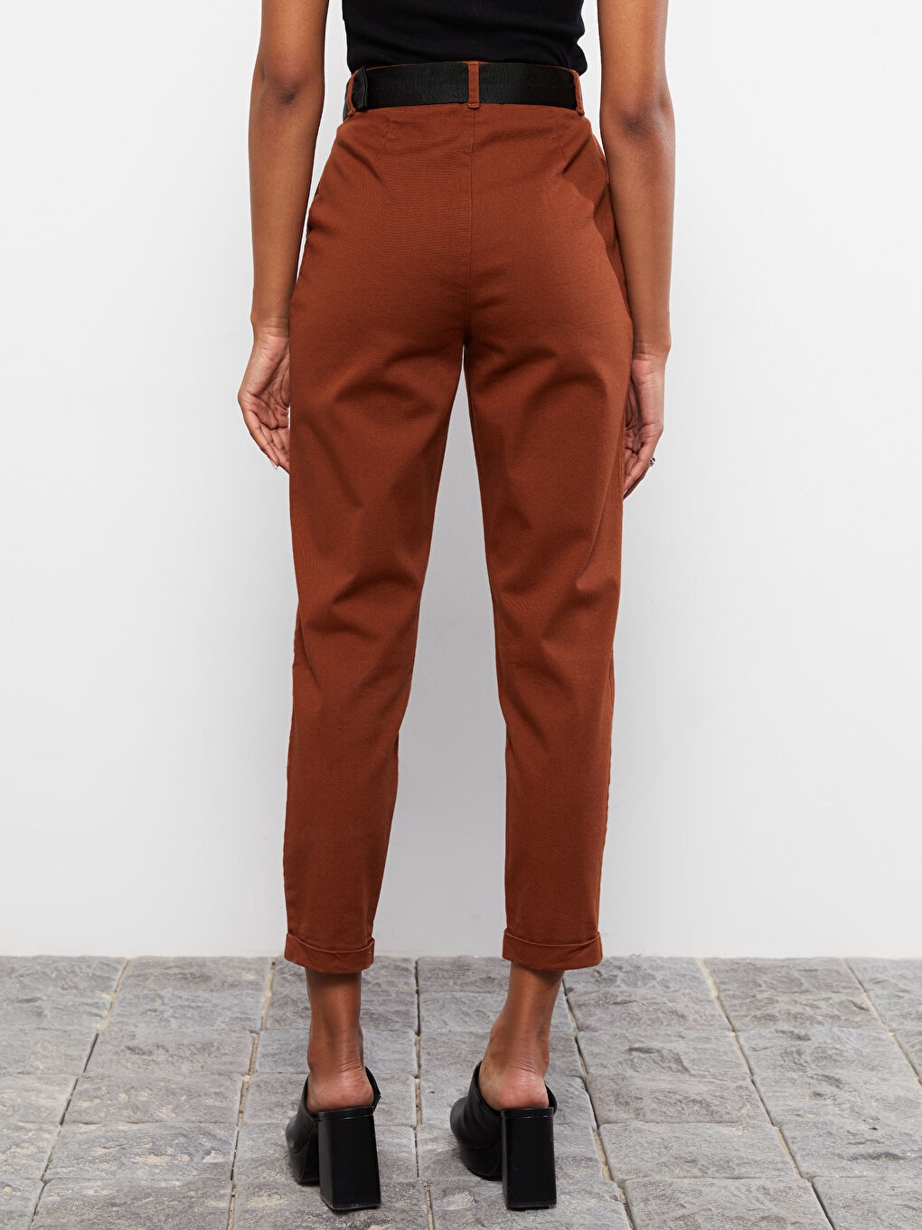 Kahverengi Rahat Kalıp Düz Cepli Kemer Detaylı Kadın Pantolon-3