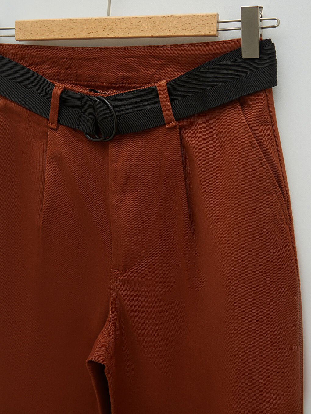 Kahverengi Rahat Kalıp Düz Cepli Kemer Detaylı Kadın Pantolon-7