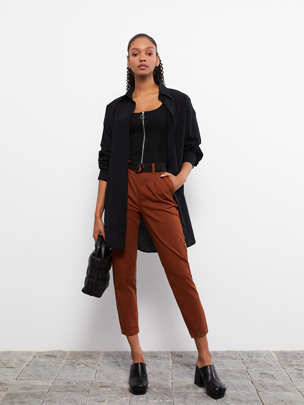 Kahverengi Rahat Kalıp Düz Cepli Kemer Detaylı Kadın Pantolon-1