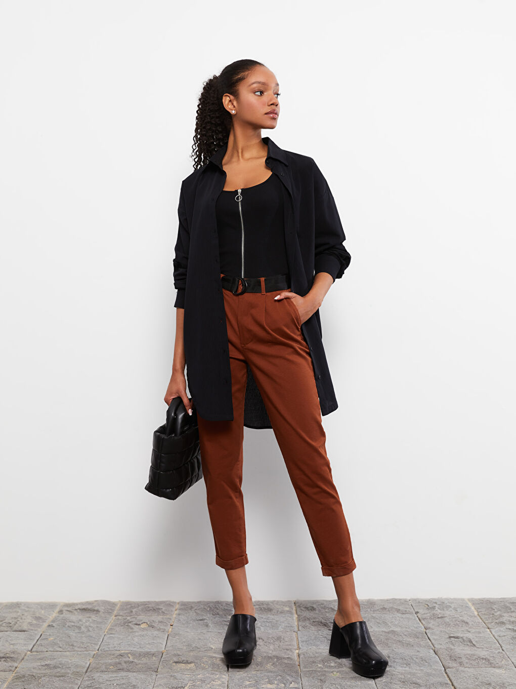 Kahverengi Rahat Kalıp Düz Cepli Kemer Detaylı Kadın Pantolon