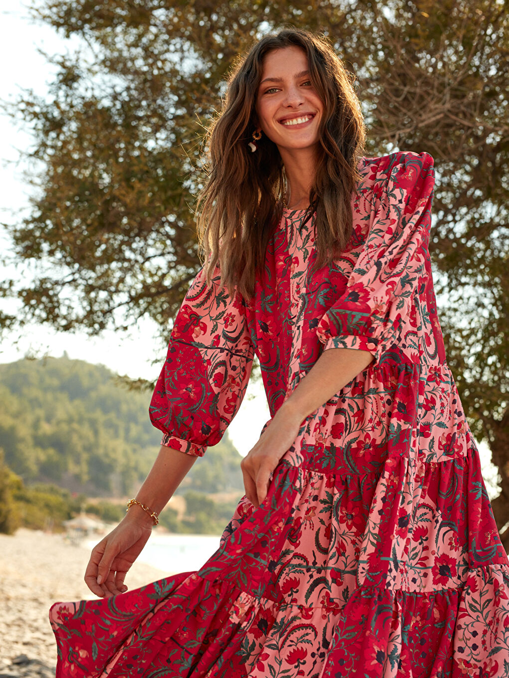 Kırmızı Çiçekli Kadın Elbise