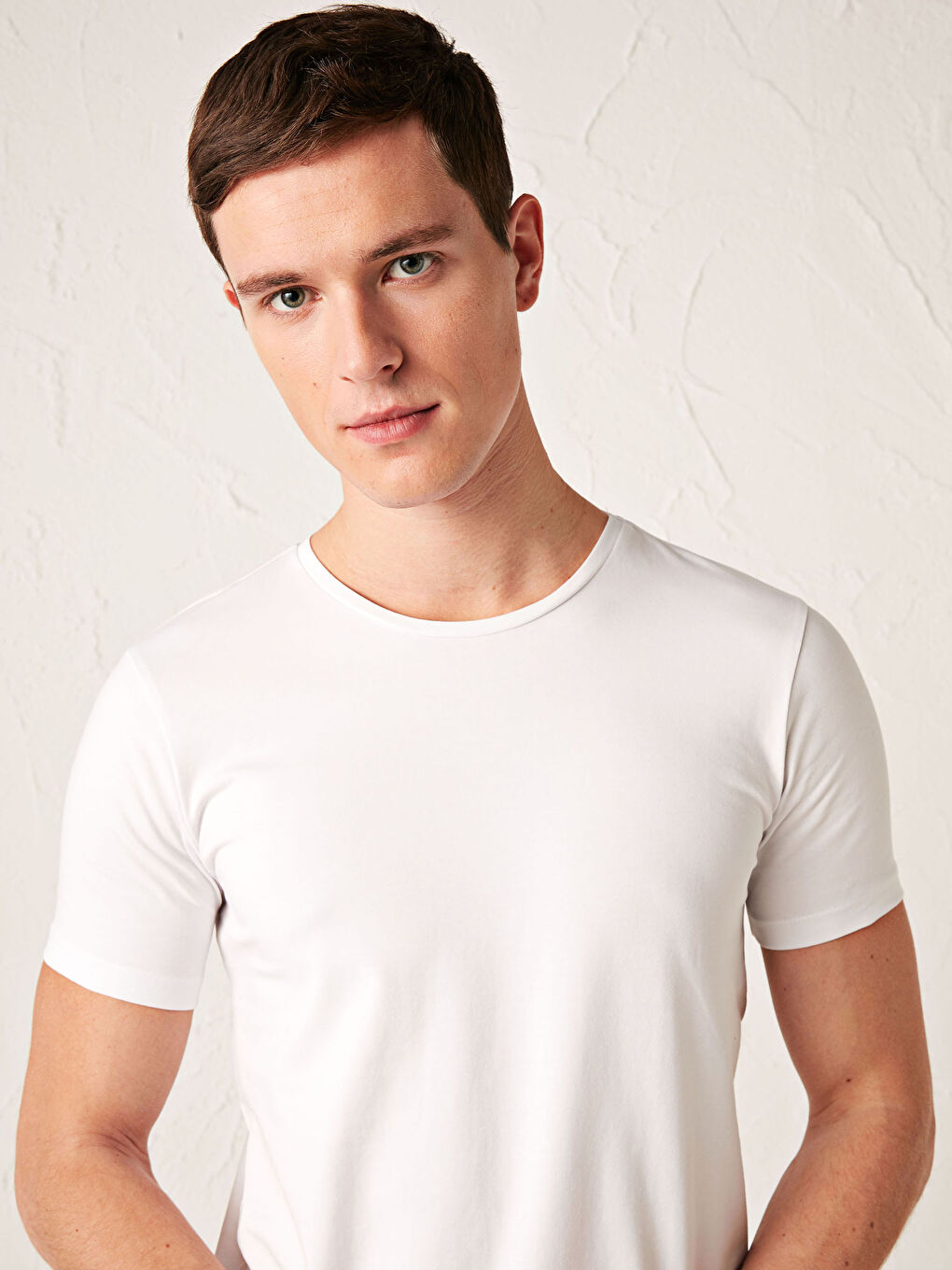 Beyaz Bisiklet Yaka Basic Penye Tişört-1