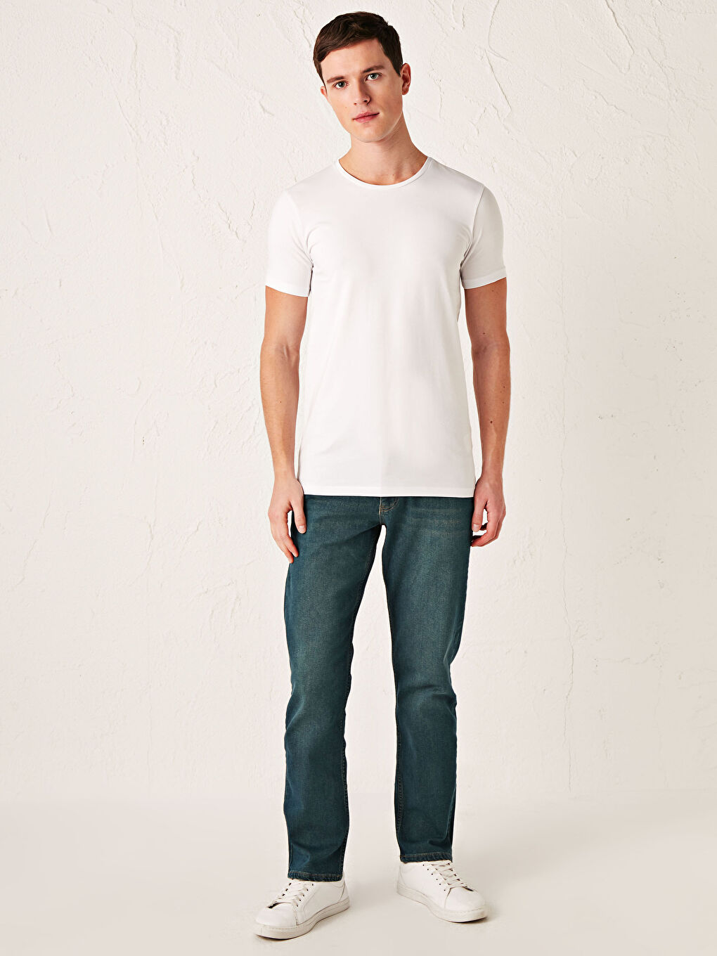 Beyaz Bisiklet Yaka Basic Penye Tişört-3