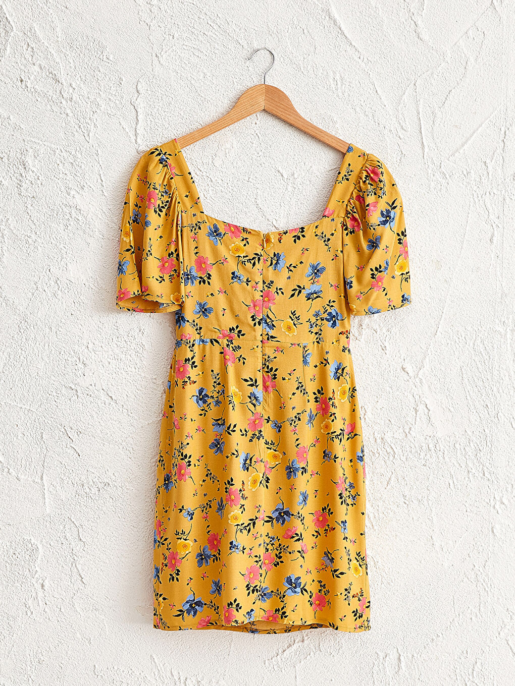 Sarı V Yaka Desenli Kuşaklı Elbise-3