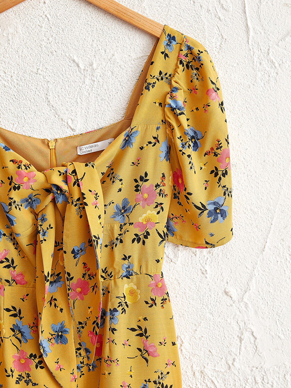 Sarı V Yaka Desenli Kuşaklı Elbise-4