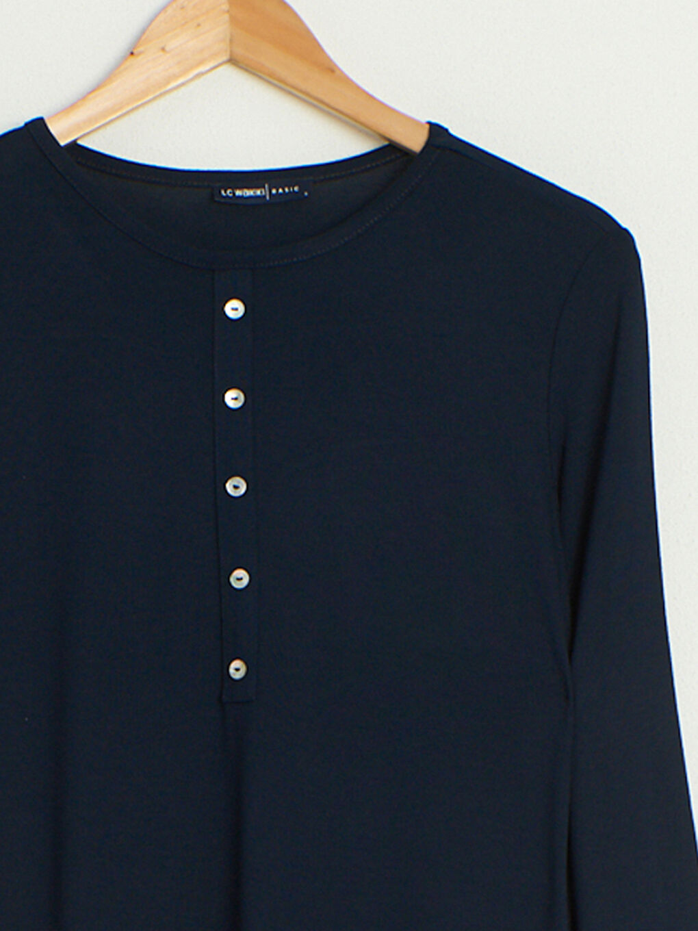 Lacivert Bisiklet Yaka Standart Fit Uzun Kollu Kadın Düğme Detaylı Tişört-2