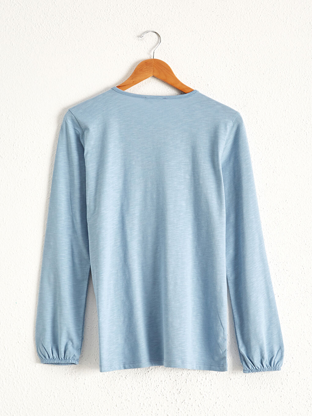 Футболка з вишитими деталями на горловині-1