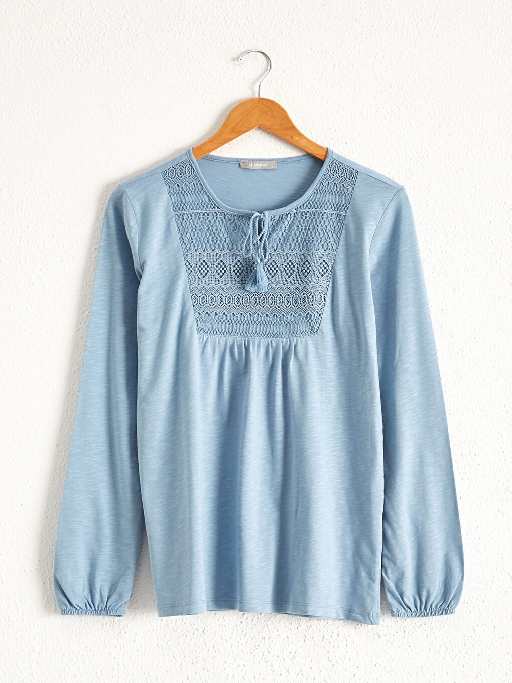 Футболка з вишитими деталями на горловині