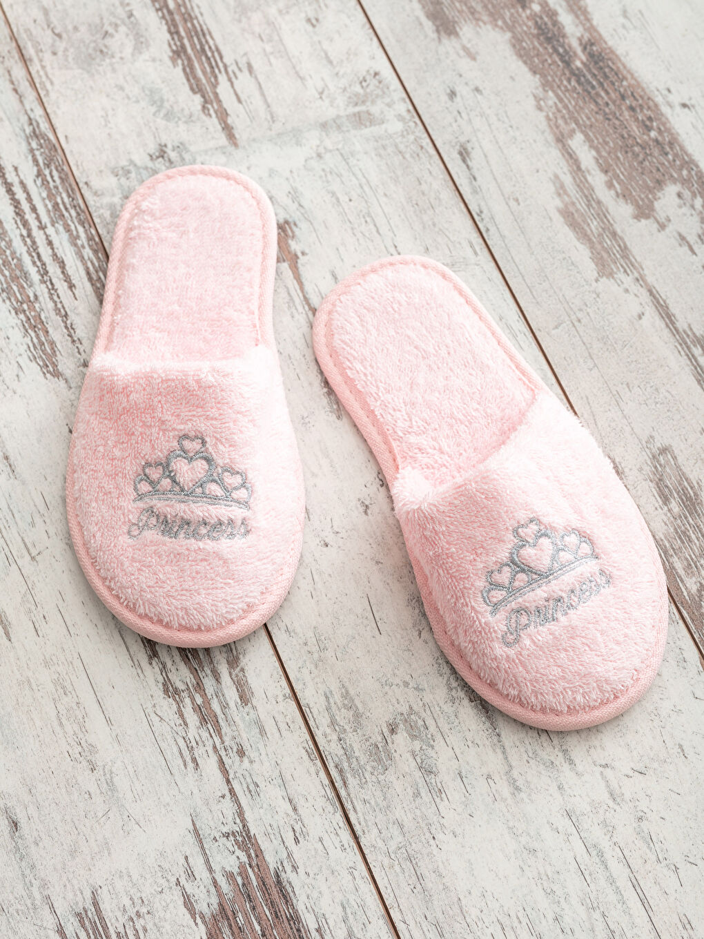 Домашние тапочки для девочки с вышивкой